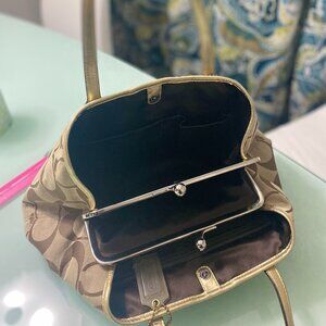 Coach Carry All Purse - Unique Style